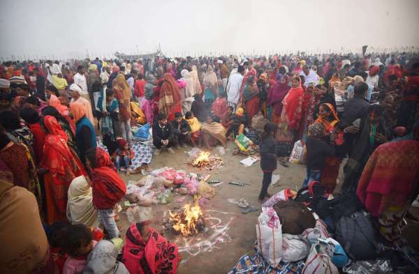 Bihar News: कार्तिक पूर्णिमा पर बिहार में भी लोगों ने गंगा स्नान किया। पटना में गंगा स्नान के लिए बड़ी संख्या में लोग दूसरे जिलों से भी पटना पहुंचे। स्नान के बाद लोगों ने घाटों पर ही पिंड बनाकर मां गंगा की पूजा की।  इस साल कार्तिक शुक्ल पूर्णिमा कृतिका नक्षत्र के शिव और सर्वार्थ सिद्धि योग में मनाई जा रही है। कार्तिक पूर्णिमा को सबसे पवित्र महीनों में एक माना जाता है। मान्यता है कि इस दिन गंगा स्नान से सभी पाप दूर हो जाते हैं।  कार्तिक पूर्णिमा रविवार की शाम 03:15 बजे से शुरू हो गई थी। सोमवार दोपहर 02:30 बजे तक पूर्णिमा तिथि रहेगी। इसलिए उदयातिथि मान से आज पूरे दिन गंगा स्नान, दान-पुण्य आदि धर्मकृत्य होगा।