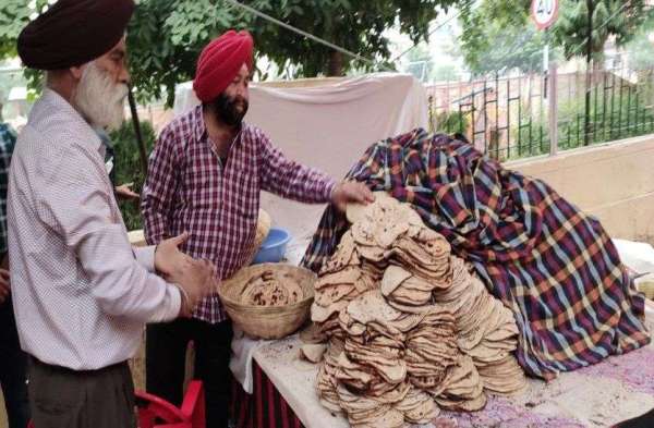 Diwan decorated on Prakash Parv