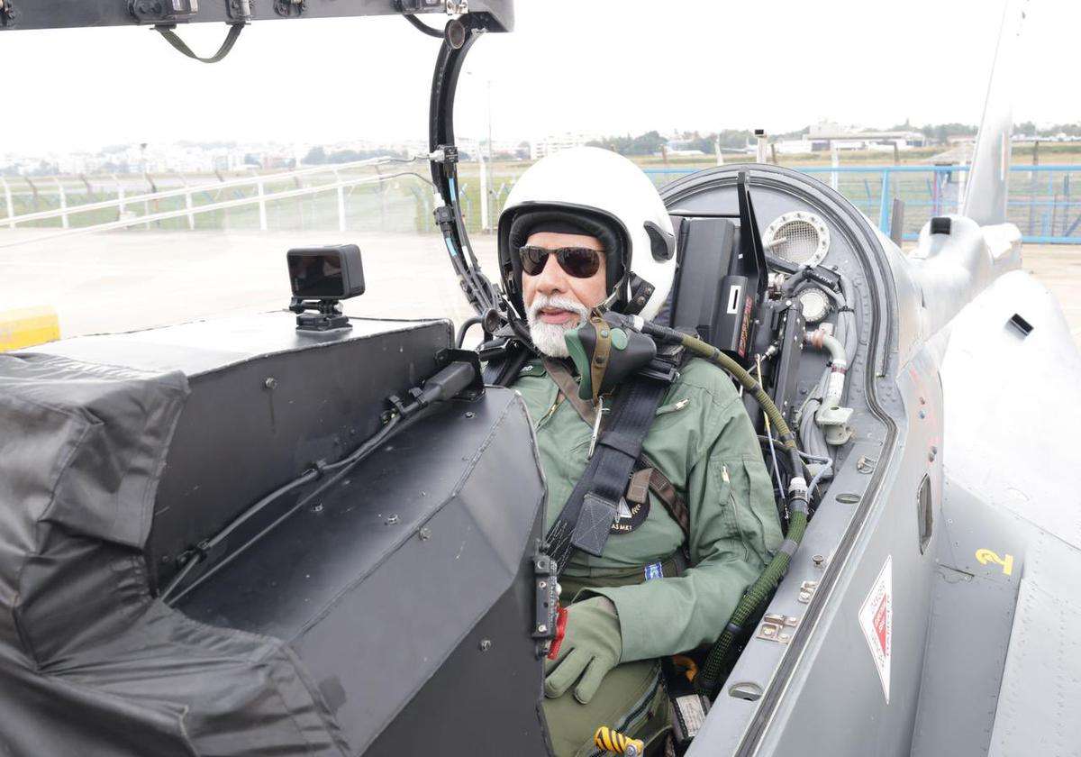 pm_narendra_modi_flies_tajas_.jpg