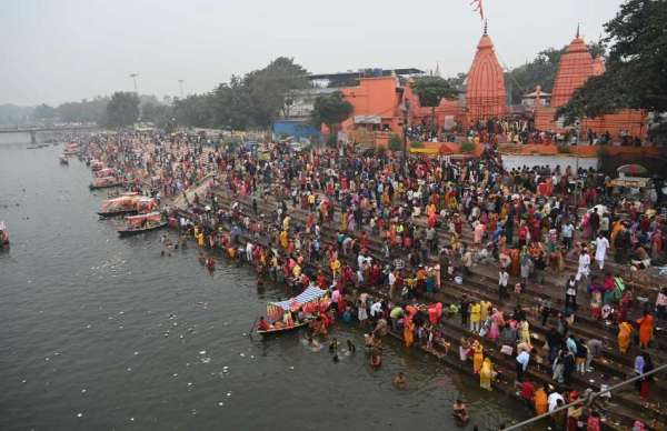  नदी के दोनों ओर के घाट पर जनसमुदाय की भीड़ थी। स्नान कर दीपदान करने की परम्परा को लोग निभा रहे थे।