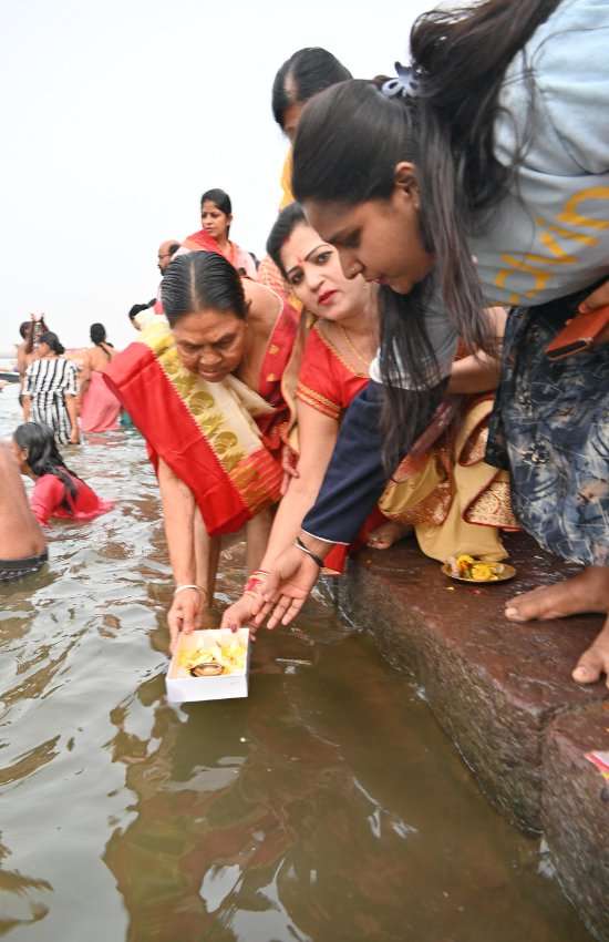 दोने में आटे से बना दीया बनाकर प्रार्थना कर रहे थे।