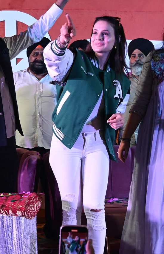 मंच पर आते ही दर्शकों की भीड़ लग गई थी।