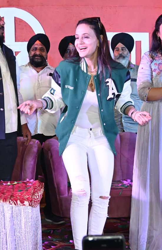 सोमवार की शाम नेताजी सुभाष स्टेडियम में एक खेल प्रतियोगिता के उद्धाट्न समारोह में शामिल हुई।