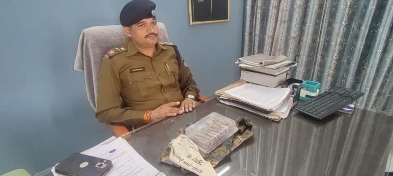 इनामी बदमाश से 50 राउंड व एक कट्टा बरामद