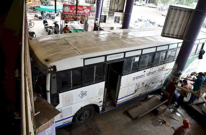 भीलवाड़ा में बड़ा हादसा टला: बेकाबू रोडवेज बस प्लेटफार्म पर चढ़कर कैंटीन से टकराई