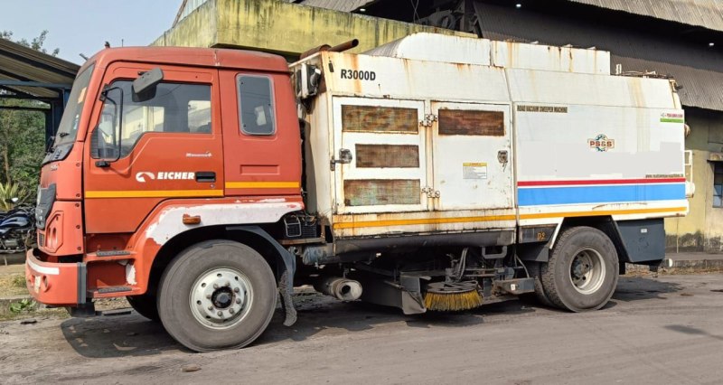 मेगा प्रोजेक्ट की धूल धुलैया, स्वीपिंग मशीन को बना दिया खास अफसरों के आने पर ही होती है क्षेत्र में सड़कों की साफ-सफाई