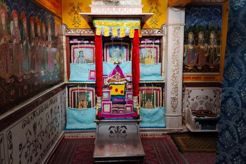 भगवान का बदला भोगराग व पहनावा, भोग में शामिल हुए गरम तासीर के व्यंजन, देर से होने लगी मंगला झांकी