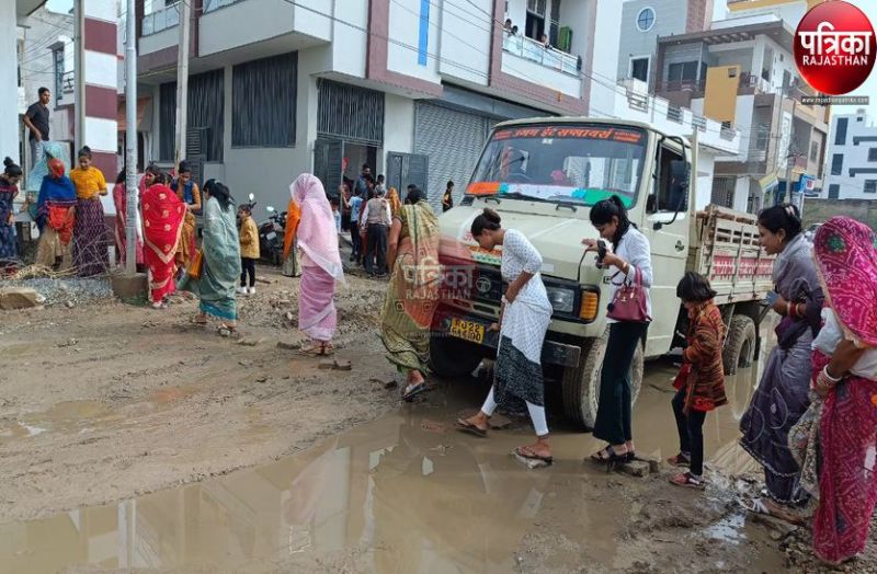 पाली. शहर के नया गांव जेसीबी वाली गली में कुछ यों निकलते लोग। पत्रिका