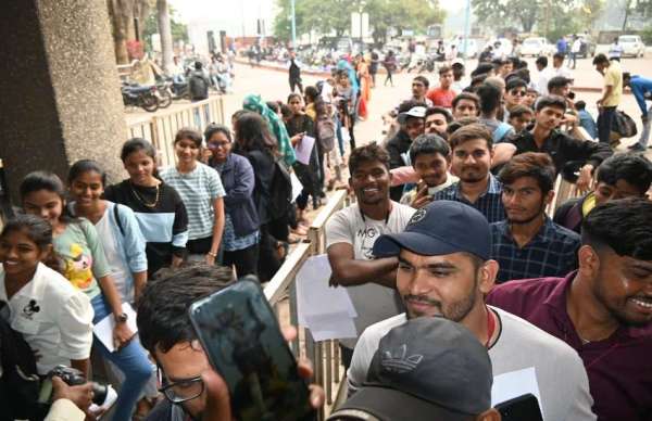  कई लोग सुबह से 4 बजे से लाइन में लग गए थे।