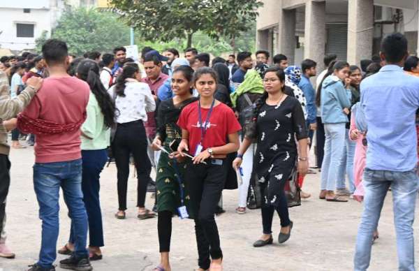 रायपुर के अलावा छत्तीसगढ़ के कोने कोने से लोग टिकट खरीदी करने आए है। 