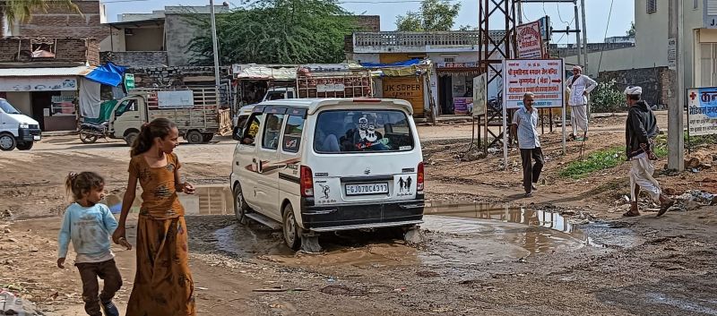 कृष्णगंज के बाशिन्दे बोले, कई सालों से यही स्थिति, नहीं हो रहा समाधान