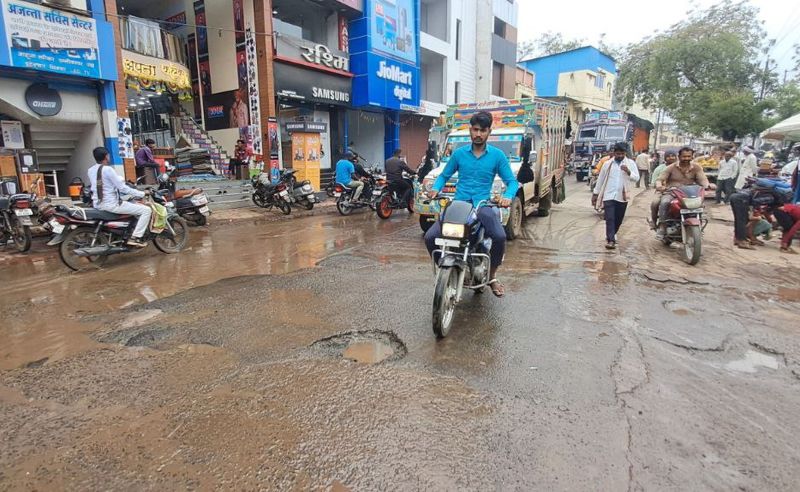 बारिश में बह गया डामर व सीमेंट, सड़क में उभरे गड्ढे