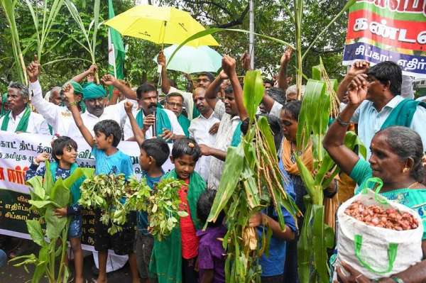 औद्योगिक एस्टेट के निर्माण के विरोध में किसानों का प्रदर्शन