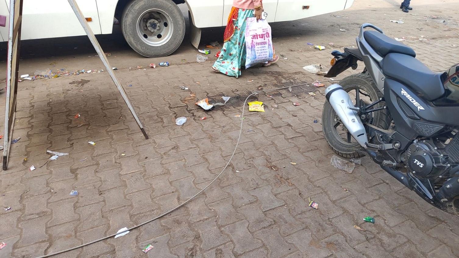 अचानक टूटकर गिरा बिजली का तार, टला हादसा
