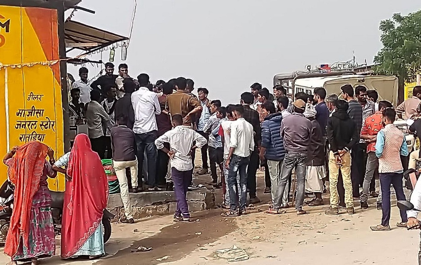 बोतल में पेट्रोल भरकर आया और दुकान में लगा दी आग