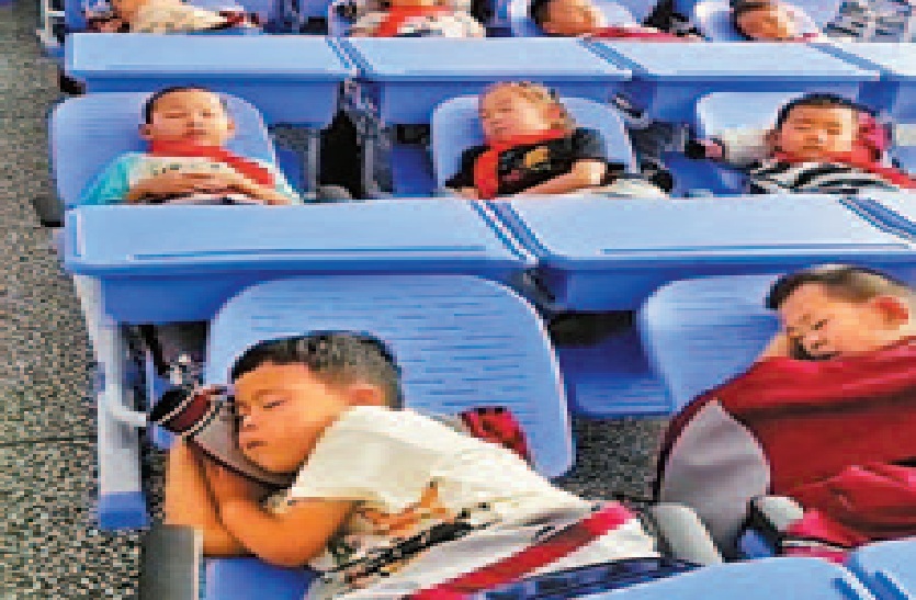 पढ़ते-पढ़ते सो जाओ… बच्चों को झपकी लेने के लिए चीन की स्कूलों में डेस्क-कम-बेड
का नया बंदोबस्त