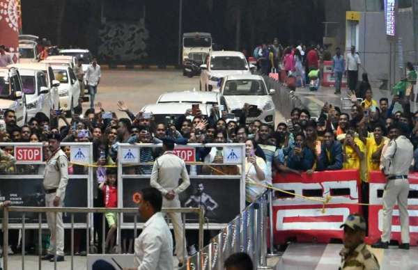 कोच वीवीएस लक्ष्मण और कैप्टन सूर्य कुमार यादव के अलावा ऋतुरात गायकवाड़, यशस्वी जयसवाल, ईशांत किशन, तिलक वर्मा,आवेश खान, प्रसिद्ध कृष्णा, रवि बिसनोई, अक्षर पटेल, अर्शदीप सिंह, राहुल चहर सहित अन्य खिलाड़ी पहुंचे।