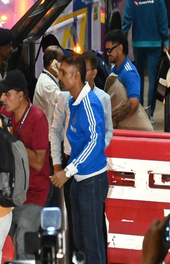 बुधवार की शाम गुवाहाटी से रायपुर पहुंची। स्वामी विवेकानंद एयरपोर्ट माना में खिलाडि़यों के स्वागत के लिए बड़ी संख्या में फैंस पहुंचे थे।