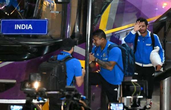 रवि बिसनोई बस में बैठने से पहले अ​भिवादन करते हुए