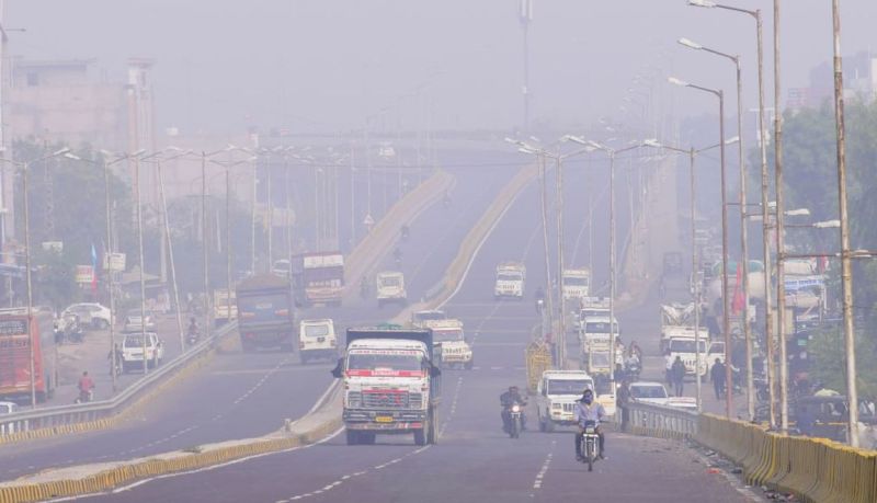 घने कोहरे से कारण हाईवे पर वाहनों की गति धीमी रही