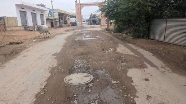 बरसात की बूंदों के साथ खुली सड़कों की पोल