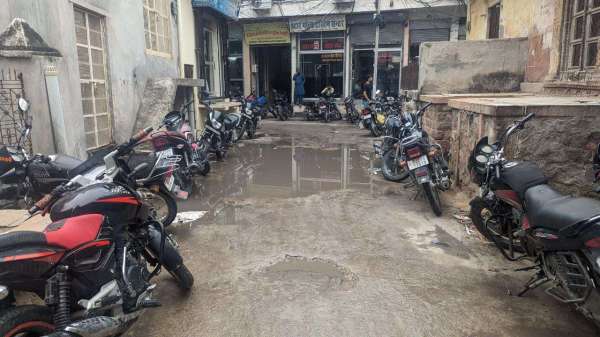 बरसात की बूंदों के साथ खुली सड़कों की पोल