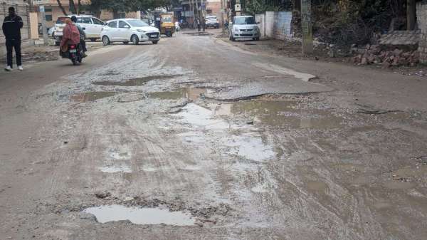 बरसात की बूंदों के साथ खुली सड़कों की पोल