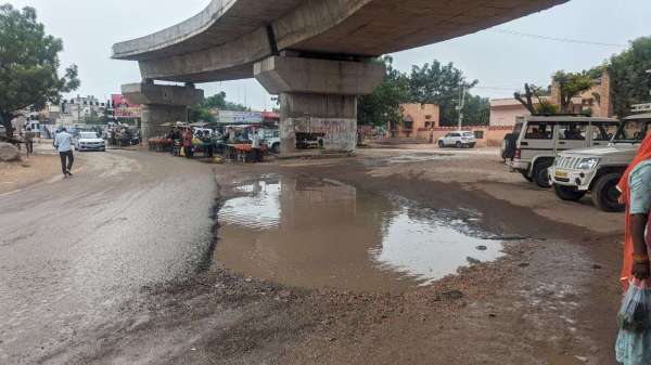 बरसात की बूंदों के साथ खुली सड़कों की पोल