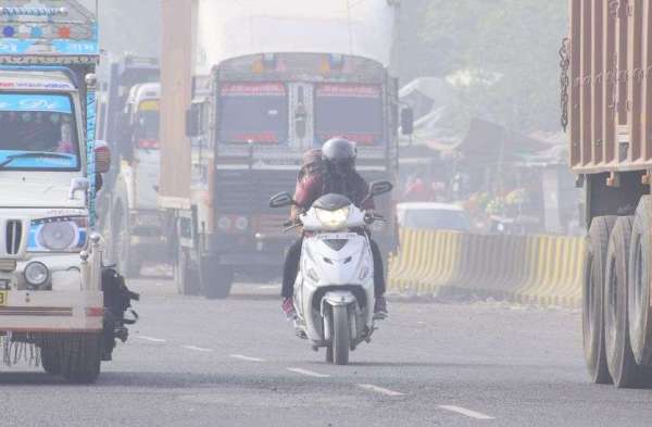 शहर से हाईवे तक...छा गया कोहरा