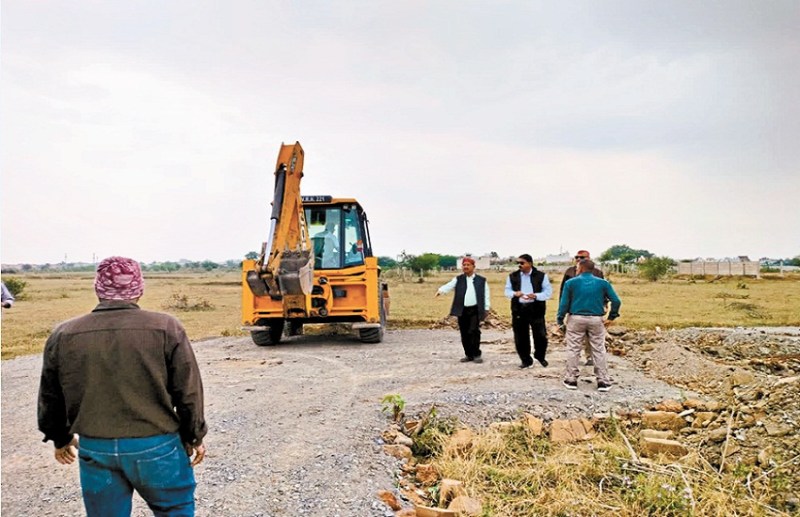 Corporation used bulldozer against illegal plating in Mopka Bilaspur