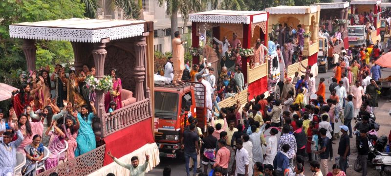 SURAT NEWS: दोनों हाथों से लुटाई सांसारिक सुख-सुविधाओं की सामग्री