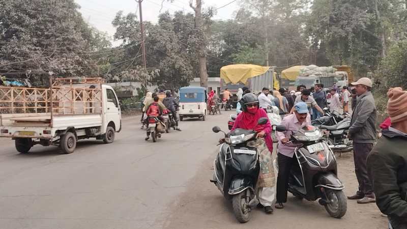 राखड़ लोड हाइवा ने स्कूल से घर लौट रही प्रधान पाठक को रौंदा, मौत