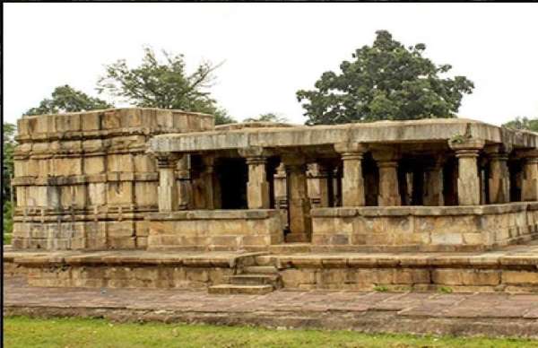 32 खभों पर टीका है यह मंदिर 