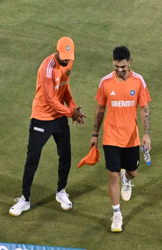 किक्रेट ​खिलाड़ी ईशान किशन और रुतुरात गायकवड नेट प्रे​क्टिस के दौरान