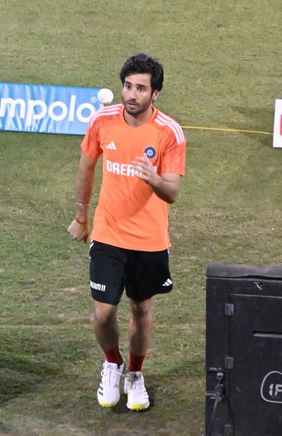 किक्रेट ​खिलाड़ी रवि बिस्नोई नेट प्रे​क्टिस के दौरान