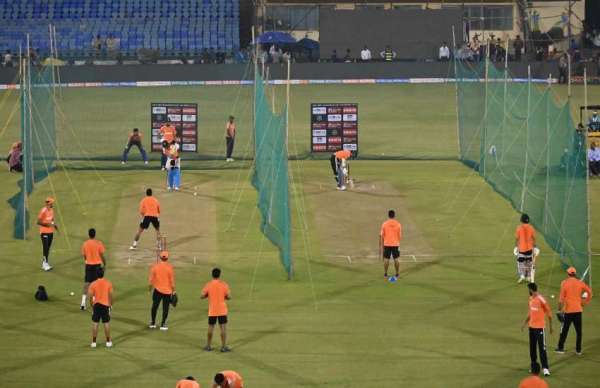 भारत और ऑस्ट्रेलिया के खिलाडि़यों ने इसके पूर्व नेट प्रेक्टिस किया। गुरुवार की दोपहर के 1 बजे ऑस्ट्रेलिया की टीम स्टेडियम पहुंची थी। वही भारत की टीम शाम के 5 बजे पहुंची थी। भारतीय टीम नेट प्रेक्टिस पूर्व फुटबाल खेलते नजर आई।