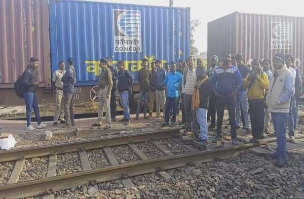 झाड़ग्राम रेलवे स्टेशन से लोकल ट्रेन खड़गपुर की ओर रवाना होने वाली थी। इसी बीच दक्षिण पूर्व रेलवे के महाप्रबंधक रांची से जीएम स्पेशल ट्रेन हावड़ा की ओर जाने वाली थी। इस दौरान जीएम स्पेशल ट्रेन को लोकल से पहले रवाना कर दिया गया। जिसके बाद रेल यात्रियों में रोष देखा गया।