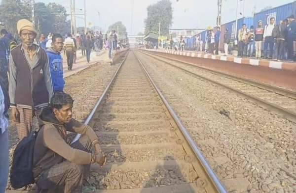 रेल यात्री रेल पटरी पर उतरकर विरोध प्रदर्शन करने लगे। रेल यात्रियों का कहना है कि हमेशा लोकल ट्रेन को खड़ी करके पहले एक्सप्रेस और स्पेशल ट्रेनों को रवाना कर दिया जाता है जिससे उन्हें काफी परेशानी का सामना करना पड़ता है और उनके कामकाज पर असर पड़ता है।