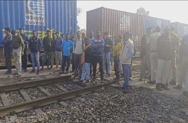 झाड़ग्राम रेलवे स्टेशन पर स्टील एक्सप्रेस को यात्रियों ने रोका। वही रेल सेवा बाधित होने के बाद रेल अधिकारी, रेलवे सुरक्षा बल और रेल राजकीय पुलिस के जवान विरोध स्थल पर पहुंचकर दैनिक यात्रियों से बातचीत करके परिस्थिति को समान्य किया।