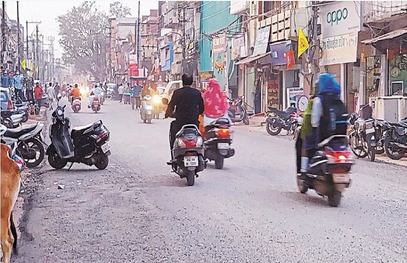 राजधानी नहीं गड्ढों का शहर बना रायपुर, दो दिन की बारिश में खुली सड़क डामरीकरण की पोल, फिर से उबड़-खाबड़...