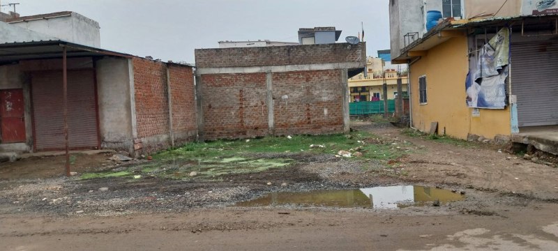 खाली प्लाटों में भरे पानी, गंदगी से पनप रहे मच्छर