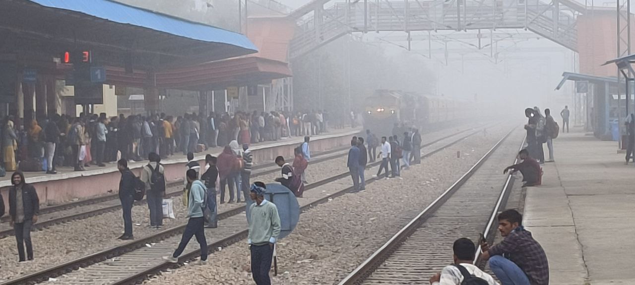 VIDEO: जिंदगी की रफ्तार पर कोहरे का पहरा, ट्रेनें भी होनी लगी लेट