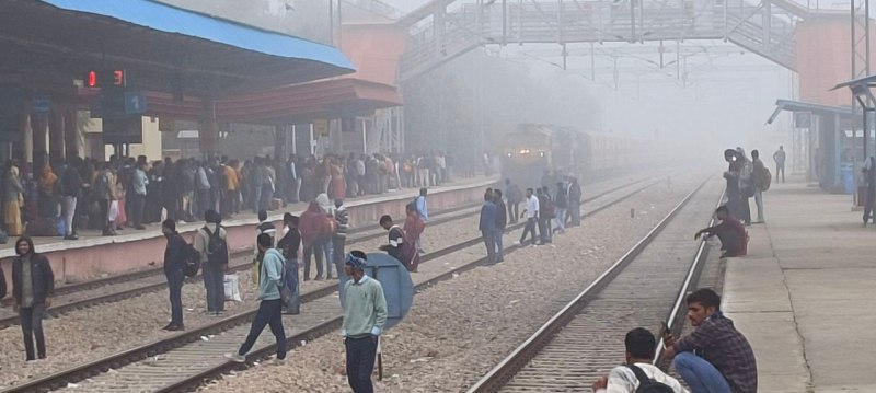 VIDEO: जिंदगी की रफ्तार पर कोहरे का पहरा, ट्रेनें भी होनी लगी लेट
