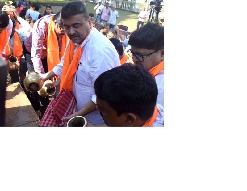 West Bengal politics: भाजपा विधायकों ने क्यों गंगाजल से आंबेडकर की प्रतिमा धोया