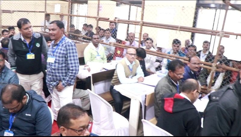 अब तक के रूझानों में पिछड़े आयुष मंत्री और आयोग अध्यक्ष