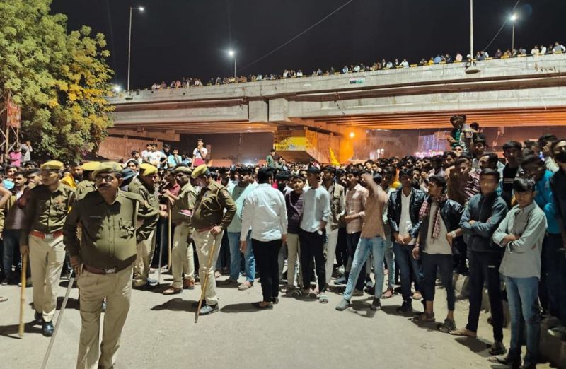 बाड़मेर में परिणाम के बाद सिणधरी चौराहे पर उमड़ी भीड़।