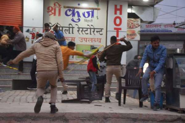 डीजे देखकर एसपी हुए गुस्सा, पुलिस के जवानों ने भांजी लाठियां