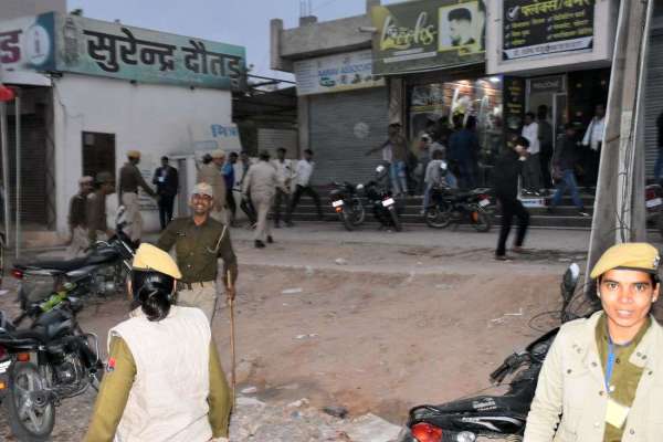 डीजे देखकर एसपी हुए गुस्सा, पुलिस के जवानों ने भांजी लाठियां