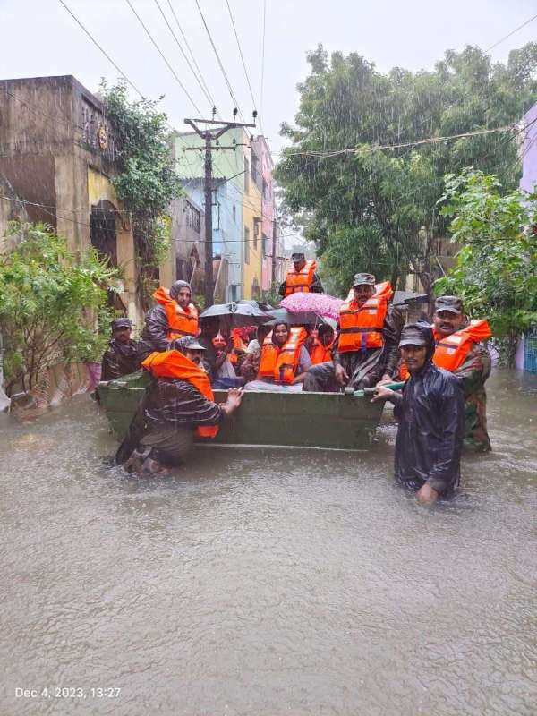 एनडीआरएफ की टीमें मदद करते हुए