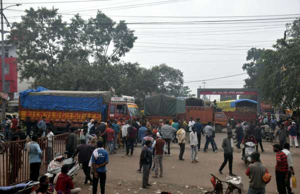 किसानो ने घेरी मण्डी   